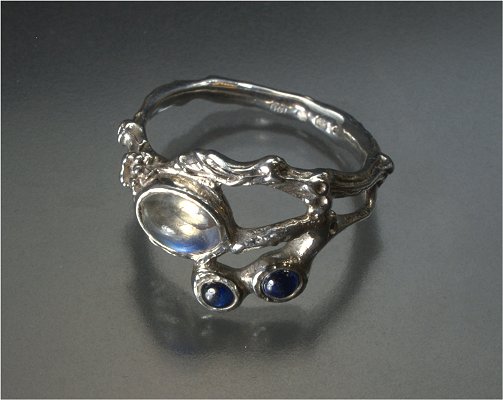 Zilveren ring, blauwe saffier en blauwe maansteen.
